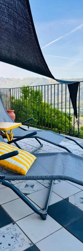 Maison avec toit terrasse dans le vieux Mirabel，位于Mirabel-et-Blacons的酒店