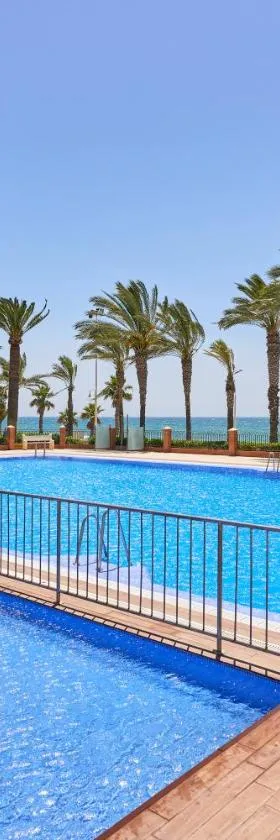 Apartamento primera linea playa Algarrobo Costa，位于阿尔加罗沃的酒店