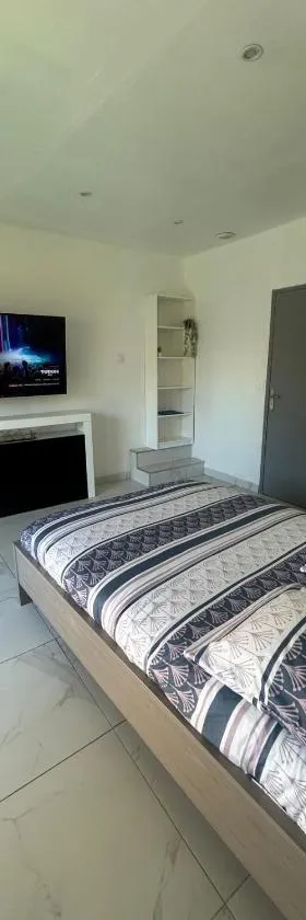 Studio en bas de villa，位于阿尔勒的酒店