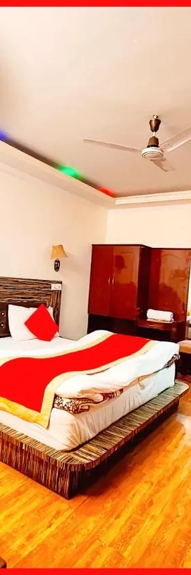 NAINITAL LUXURY PREMIUM # HOTEL MOON - Near Mall Road with #LIFT #Free Parking #Restaurant #Wi-Fi #Ambience with Valley- Best Seller Hotel in Nainital，位于奈尼塔尔的酒店