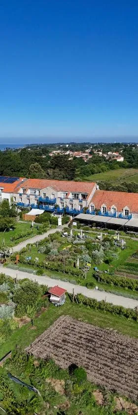 Eco-Domaine La Fontaine - HOTEL-SPA - Plage de la Fontaine aux Bretons，位于波尔尼克的酒店