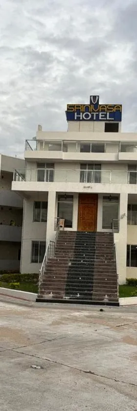Srinivasa Hotel，位于蒂鲁帕蒂的酒店