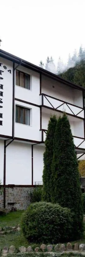 TRIIBRIA Guest house，位于特里格拉德的酒店