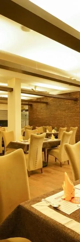 Super Townhouse Mookkannoor Tourist Home，位于安加马尔伊的酒店