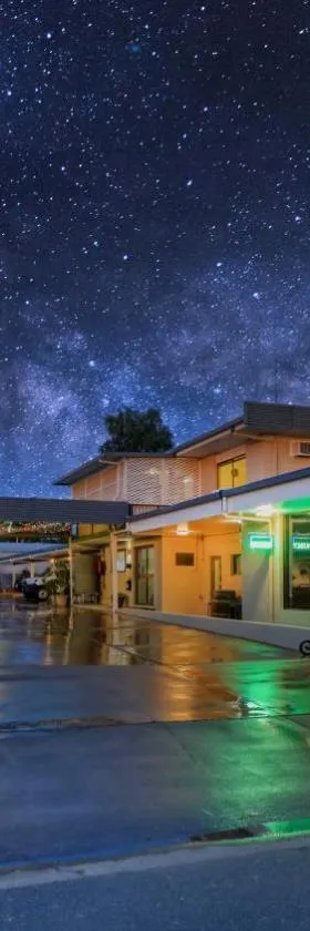 Biloela Centre Motel & Grevillea Steakhouse & Bar，位于Biloela的酒店