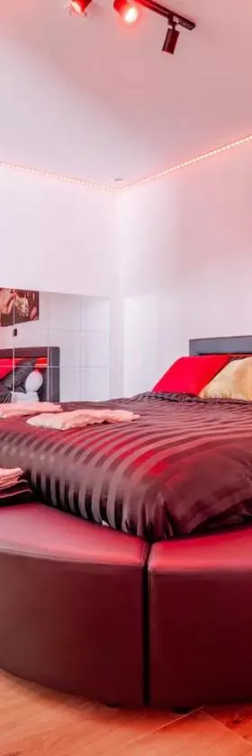 LoveRoom avec balnéo privative，位于Flémalle-Grande的酒店