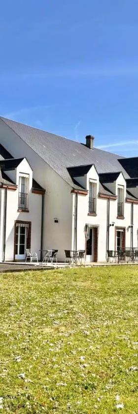Logis Hôtel Sully le Château，位于Saint-Père-sur-Loire的酒店