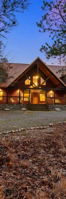 Wide Glide Lodge - In-home Movie Room, Hot Tub and Large 1-acre property with Playset，位于布罗肯鲍的酒店