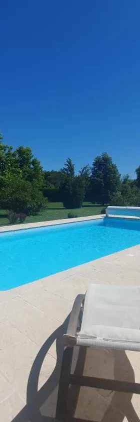 Suite climatisée avec entrée privative Les deux glycines，位于Lédat的酒店
