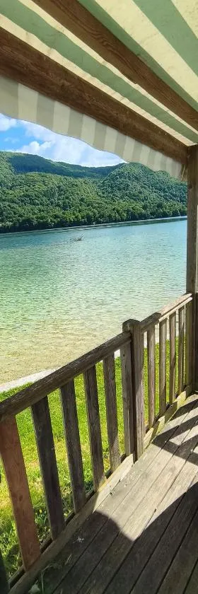mobil home 4 personne 2 chambre vu lac a condes，位于Condes的酒店