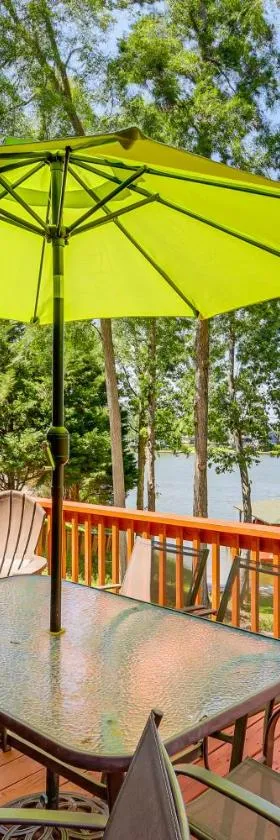 Lakefront Sparta Cottage with Decks and Boat Dock，位于Sparta的酒店