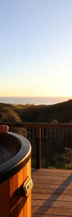 Foudre Suite with Hot Tub at Barrelled Wines Raglan，位于拉格伦的酒店