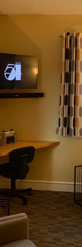 Cottage11 of Avalon -2 Bedroom-1 Bath- Laundry- Sleeps 6，位于兰辛的酒店