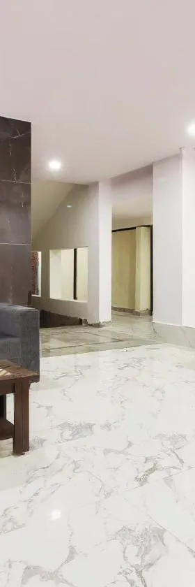 Capital O Che Sigma Hotel，位于Surūrnagar的酒店