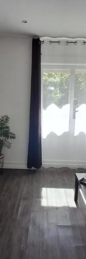 Appartement "les tournesols" 1er étage 2ch avec parking à Lurs，位于吕尔的酒店