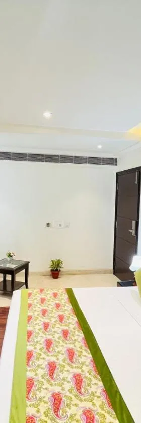 Hotel Aura IP Grand Karkardooma New Delhi，位于新德里的酒店