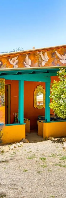 Vibrant Casa Paloma with Patio - Near Vineyards!，位于Patagonia的酒店