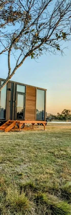 Turtle Island Lakeside Tiny House 2 by Tiny Away，位于Toogoom的酒店
