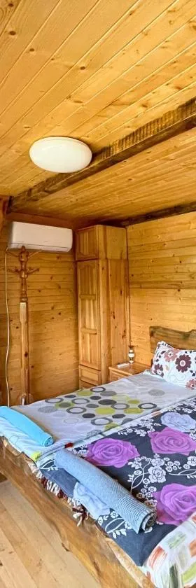 Kъщичка в полите на планина Витоша с коне и животни，位于索非亚的酒店
