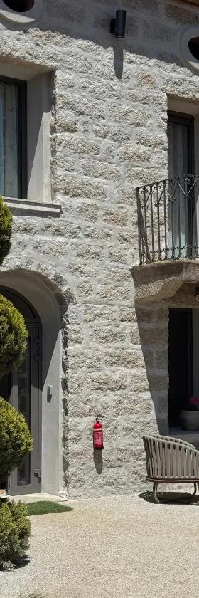 Hôtel confidentiel Le Grecale，位于皮亚诺托利-卡尔达雷洛的酒店