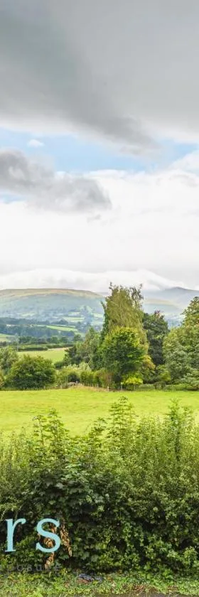 Mountain Suite, Stunning Views, Brecon Beacons，位于Llanhamlach的酒店