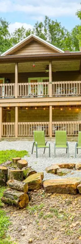 Creekside Hideaway with Fire Pit and Creek Access!，位于芒廷维尤的酒店