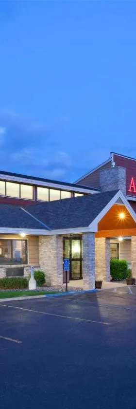 AmericInn by Wyndham Fergus Falls Conference Center，位于Fergus Falls的酒店