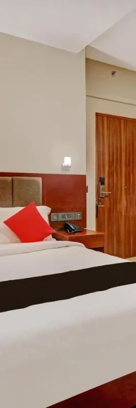 Super Townhouse Kizhakkambalam Tourist Home，位于Muttam的酒店