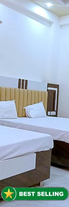 Hotel Dev Shri Residency ! near Prem mandir & ISCKON ! Fully AC rooms ! Café & Banquet, Free parking & Lift availability，位于范兰德凡的酒店