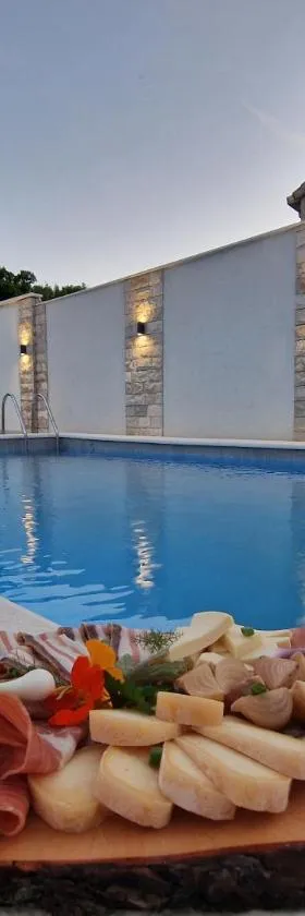 Apartment Casa Lumina - 5 minutes to the airport and centar all private，位于Zvekovica的酒店