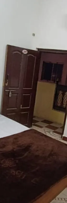 Ujjain Hotel Shree Ram Kut! Near Shri Mahakaleshwar Jyotirlinga Temple And Railway Station - Providing Air Conditioned Rooms With Free Wi-fi Facility & Excellent Room Service，位于乌贾因的酒店
