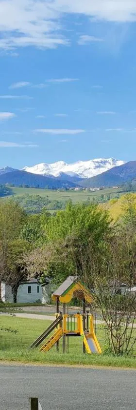 Camping Parc d'Audinac les Bains 3 étoiles - Piscine chauffée - Vue montagne，位于圣吉隆的酒店