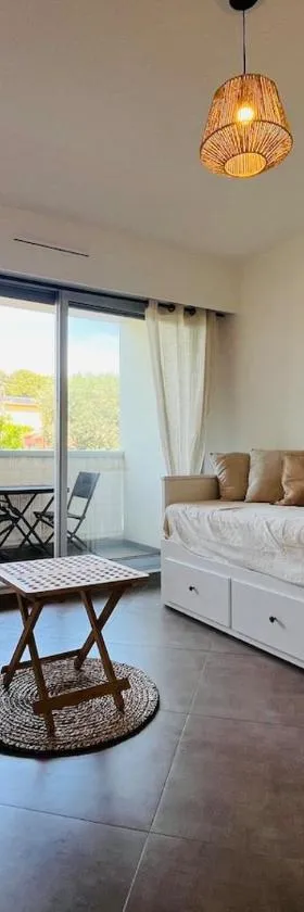 Studio cozy proche de la mer，位于滨海圣芒德里耶的酒店