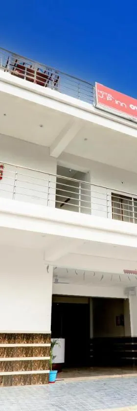 Super Hotel O JP INN，位于戈勒克布尔的酒店