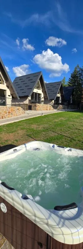 ZEN Luxury Houses & Spa，位于兹拉蒂博尔的酒店