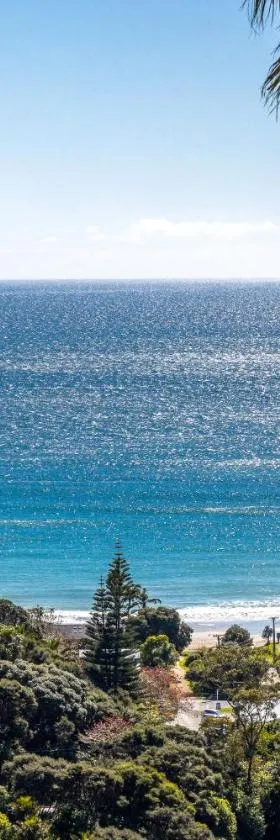 2 LEVEL 2 BEDROOM VILLA w MAGNIFICENT OCEAN VIEWS BEDROOM BALCONY FREE WIFI，位于棕榈滩的酒店