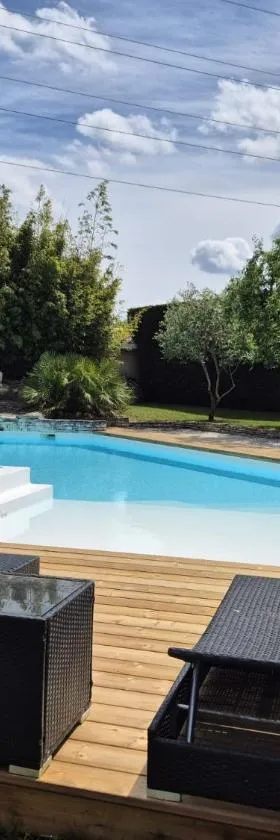 Guesthouse proche bordeaux Parking，位于伊斯内斯的酒店