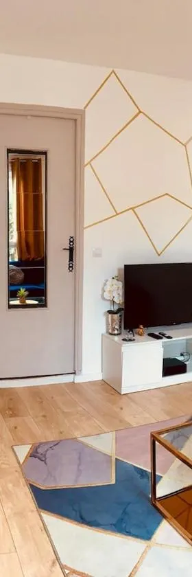 Cozy, bright apartment - Disney - private parking，位于罗尼苏布瓦的酒店