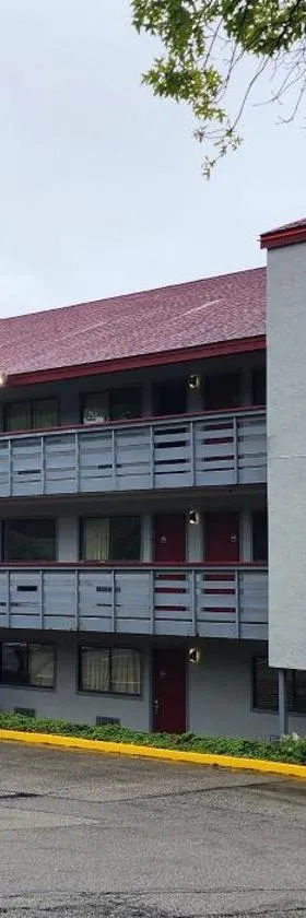 门罗维尔匹兹堡东红屋顶优质酒店，位于蒙罗维尔的酒店