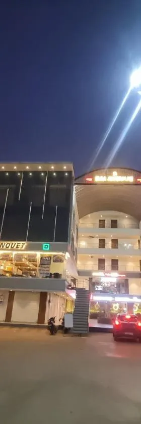Hotel Sai Inn at Statue of Unity，位于Rājpīpla的酒店