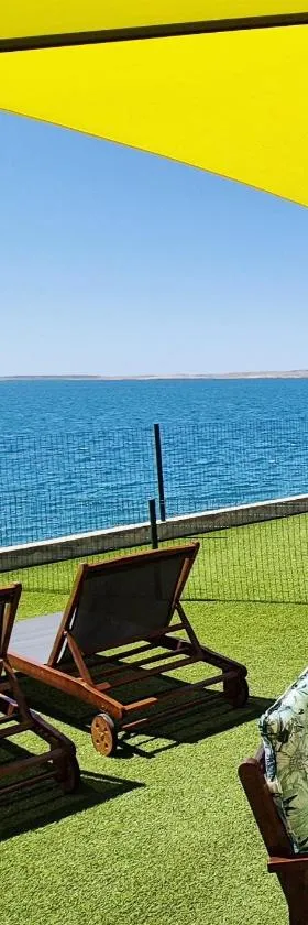 Apartments Nicolas - Beach & Sea 10m away - Amazing sea view!，位于利缇纳的酒店