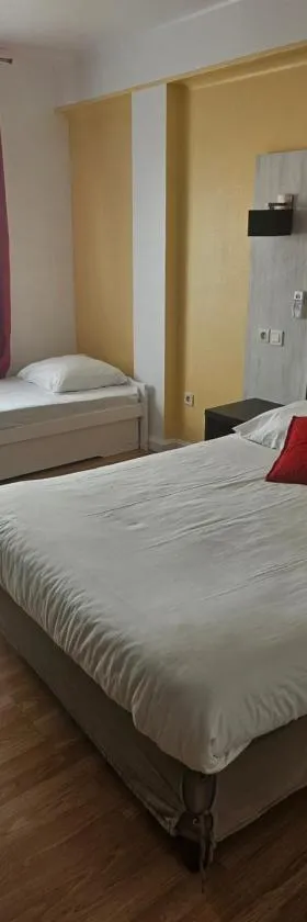 hotel Victoria，位于佩皮尼昂的酒店
