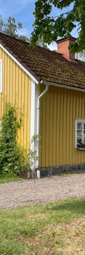 Trevligt eget hus med kakelugn i lantlig miljö，位于Vikingstad的酒店