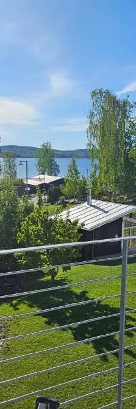 Lägenhet med sjöutsikt，位于诺拉的酒店