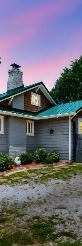 Candyland Cottage，位于Candler的酒店