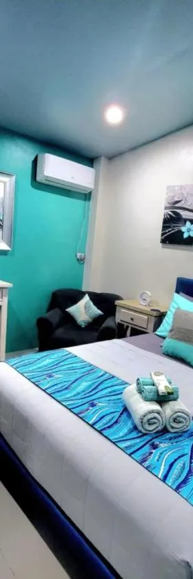 Hidden Palms Inn Deluxe Room，位于san juan la union的酒店