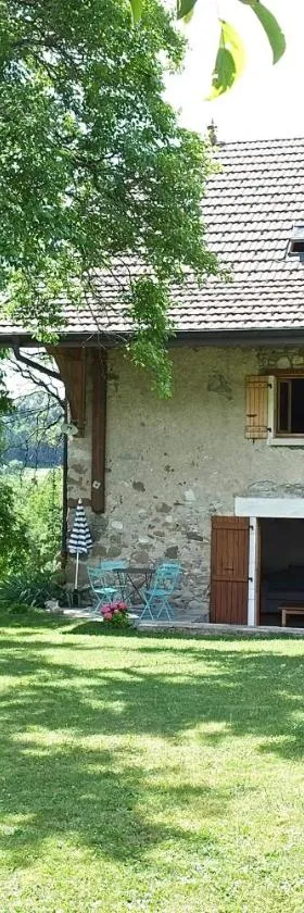 La Bergerie apartment in an old farmhouse!，位于Nâves-Parmelan的酒店