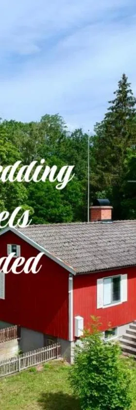 Vacation villa with fenced yard，位于Blomstermåla的酒店