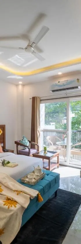 Perfectstayz Premium Mystic falls with Rooftop Pool & Cafe，位于Narendranagar的酒店