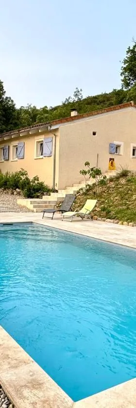 Schöne Villa im Herzen der Ardéche mit privatem Pool，位于Sampzon的酒店